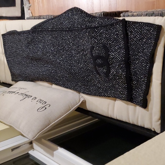 CHANEL XL Scarve - Picture 3 of 7